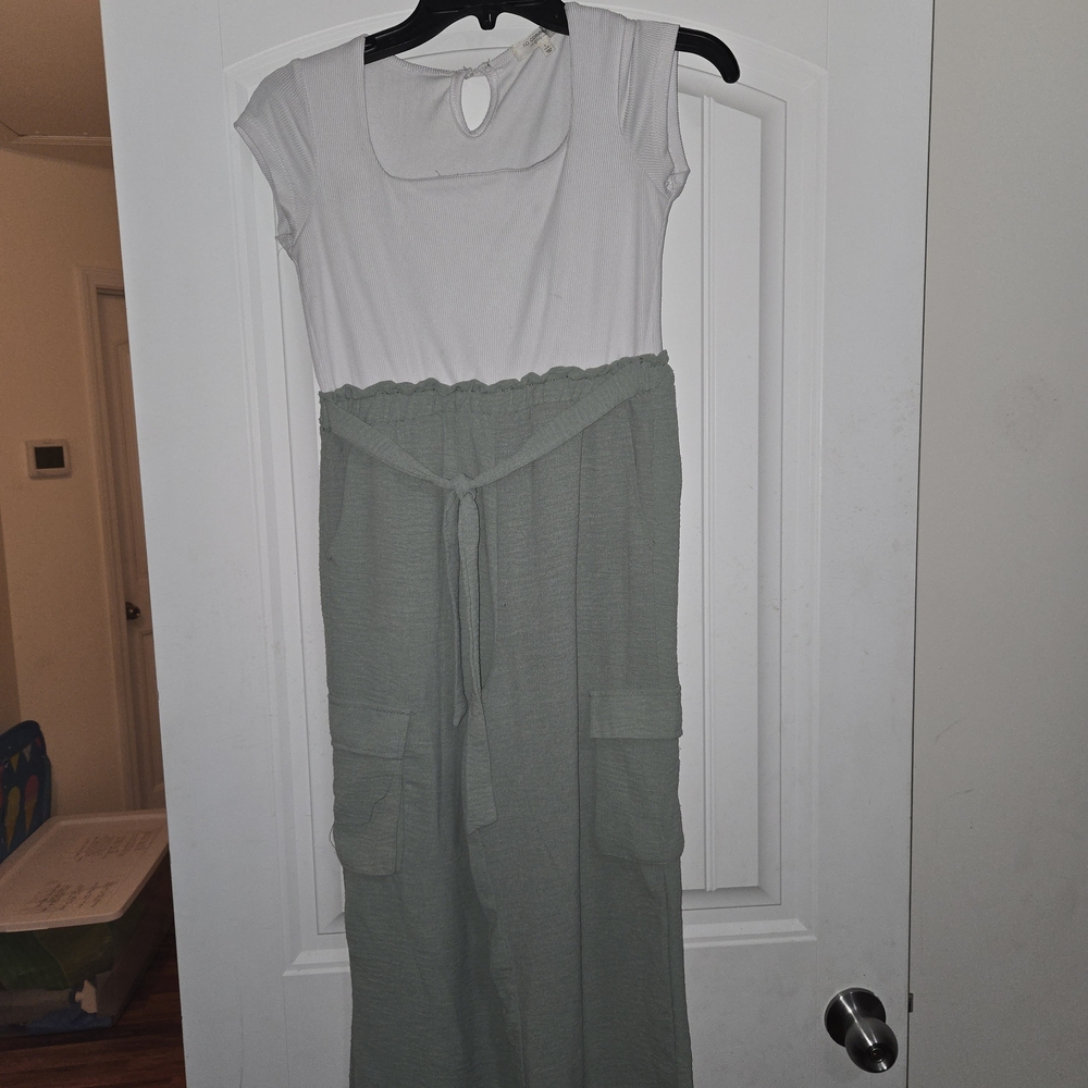 Two-Tone Scoop Neck Jumpsuit with Cargo Pockets - White & Sage